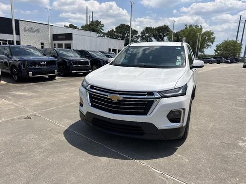 Iridescent Pearl Tricoat 2023 Chevrolet Traverse LT Cloth