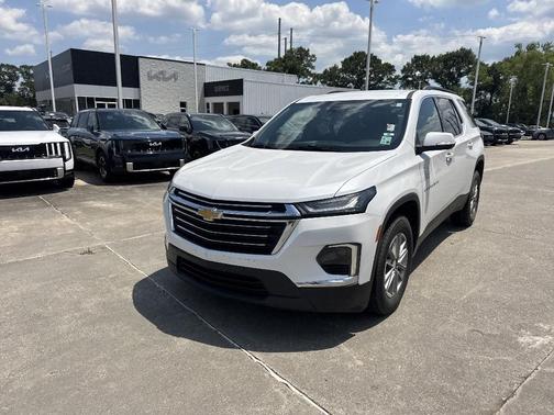 Iridescent Pearl Tricoat 2023 Chevrolet Traverse LT Cloth