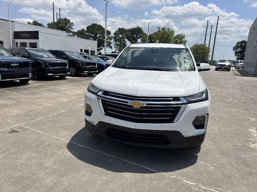 Iridescent Pearl Tricoat 2023 Chevrolet Traverse LT Cloth