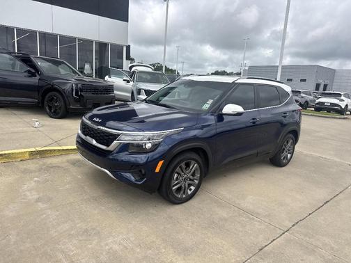 Dark Ocean Blue / White Roof 2023 Kia Seltos S