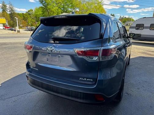 Blue 2015 Toyota Highlander XLE