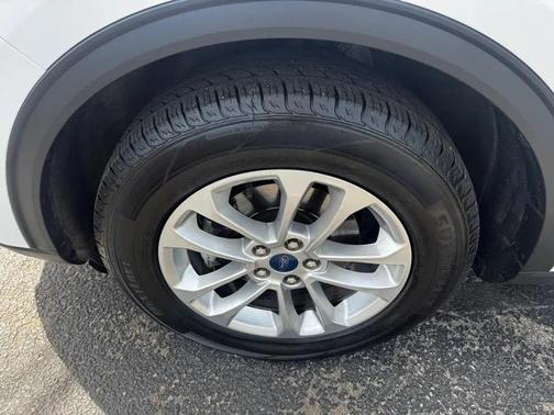White 2022 Ford Escape SE