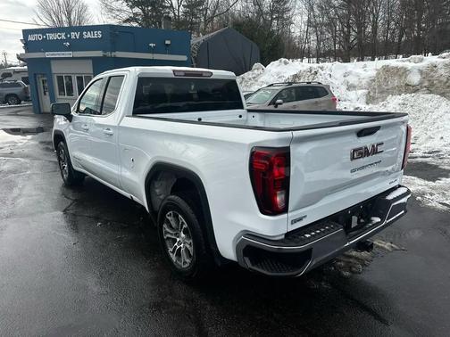White 2019 GMC Sierra 1500 SLE