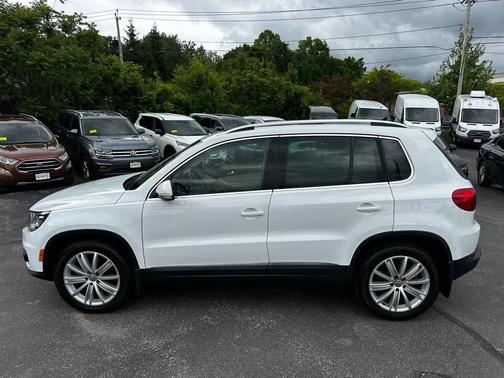 White 2016 Volkswagen Tiguan SE