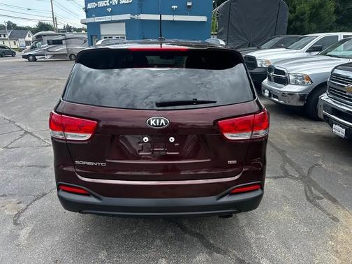 Red 2017 Kia Sorento LX