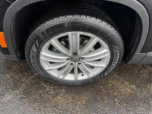 Black 2011 Volkswagen Tiguan SEL