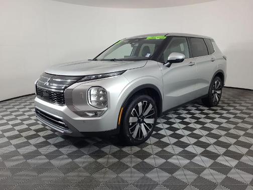 Silver 2025 Mitsubishi Outlander SE
