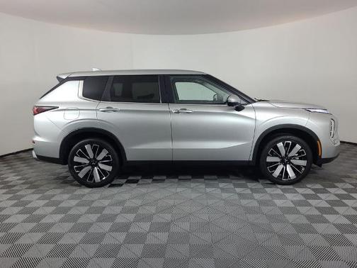 Silver 2025 Mitsubishi Outlander SE