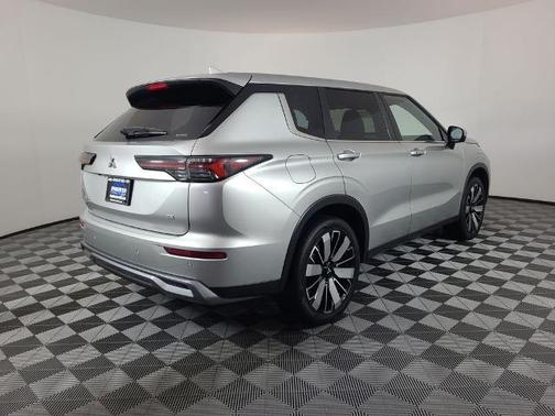 Silver 2025 Mitsubishi Outlander SE
