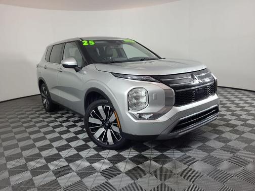 Silver 2025 Mitsubishi Outlander SE