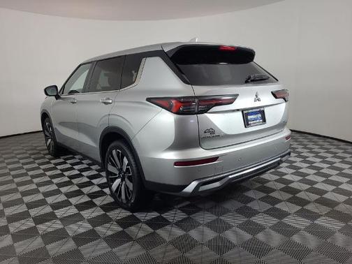 Silver 2025 Mitsubishi Outlander SE
