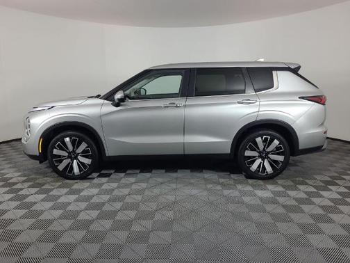 Silver 2025 Mitsubishi Outlander SE