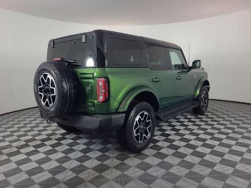 ERUPTION GREEN METALLIC 2025 Ford Bronco OUTER BANKS