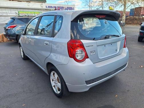 2009 Pontiac G3 Base 4dr Hatchback