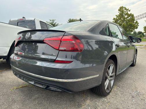 Urano Gray 2018 Volkswagen Passat 2.0T R-Line