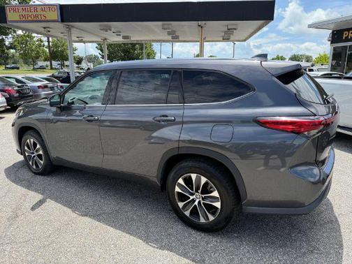 Magnetic Gray Metallic 2021 Toyota Highlander XLE