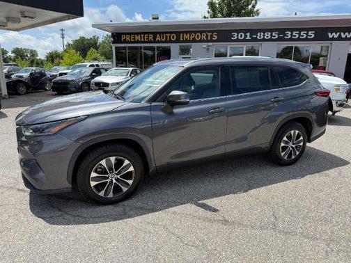 Magnetic Gray Metallic 2021 Toyota Highlander XLE