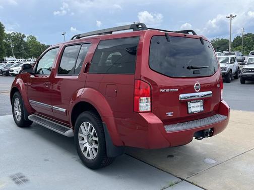 2010 Nissan Pathfinder LE