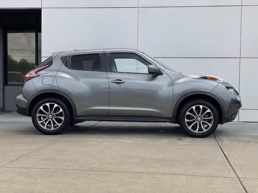 Gray 2017 Nissan Juke SV