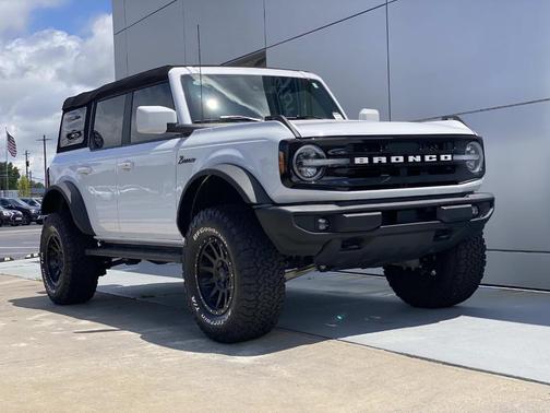 Oxford White 2024 Ford Bronco Outer Banks
