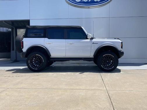 Oxford White 2024 Ford Bronco Outer Banks
