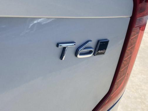 Silver 2018 Volvo XC90 T6 Momentum