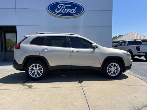 Beige 2014 Jeep Cherokee Latitude