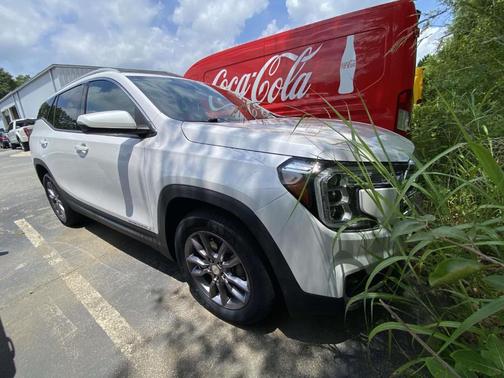 White 2023 GMC Terrain SLT