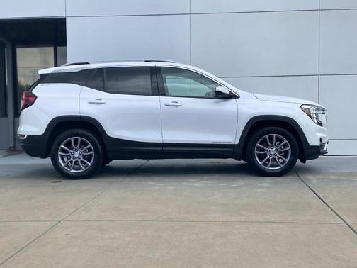 White 2023 GMC Terrain SLT