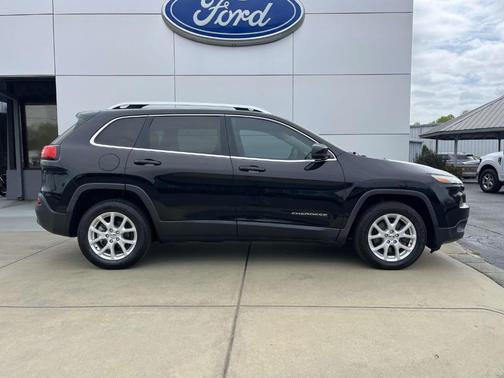 Black 2017 Jeep Cherokee Latitude