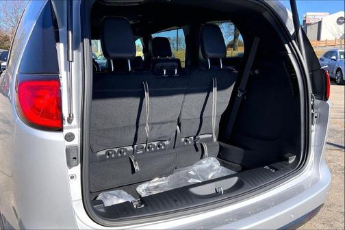 Silver Mist Clearcoat 2026 Chrysler Voyager LX