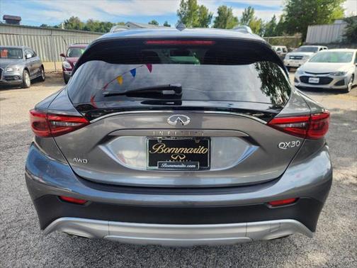 2017 INFINITI QX30 Premium