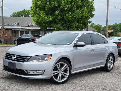Reflex Silver Metallic 2015 Volkswagen Passat 1.8T Auto SE w/Sunroof & Nav