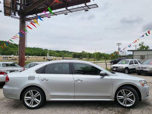 Reflex Silver Metallic 2015 Volkswagen Passat 1.8T Auto SE w/Sunroof & Nav