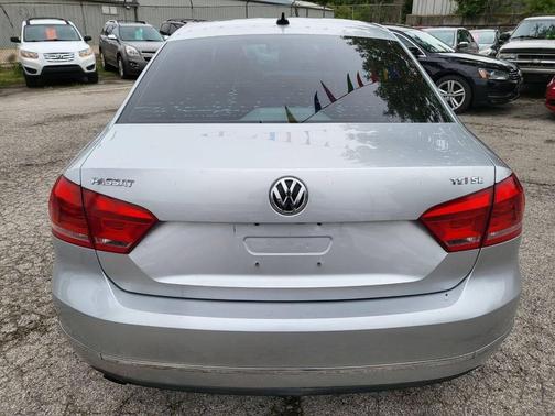 Reflex Silver Metallic 2015 Volkswagen Passat 1.8T Auto SE w/Sunroof & Nav
