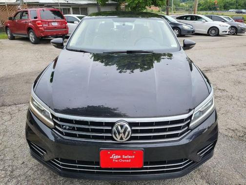 Deep Black Pearl Metallic 2018 Volkswagen Passat 2.0T S