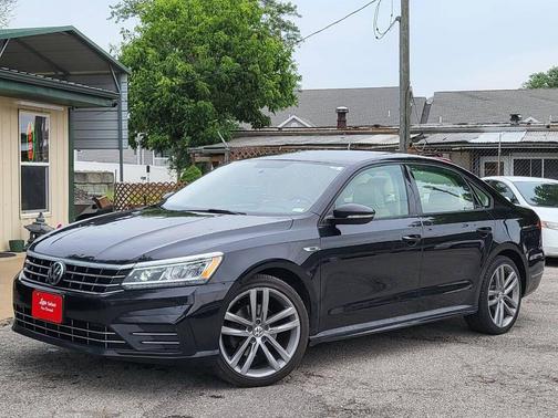Deep Black Pearl Metallic 2018 Volkswagen Passat 2.0T S