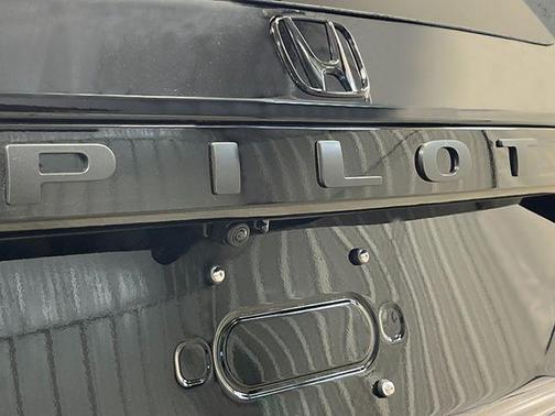 Crystal Black Pearl 2026 Honda Pilot Touring 8-Passenger