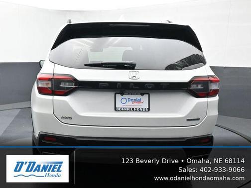 Platinum White Pearl 2024 Honda Pilot Touring 8-Passenger