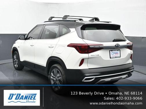 Clear White/Black Roof 2021 Kia Seltos S