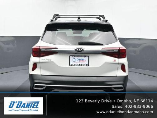 Clear White/Black Roof 2021 Kia Seltos S