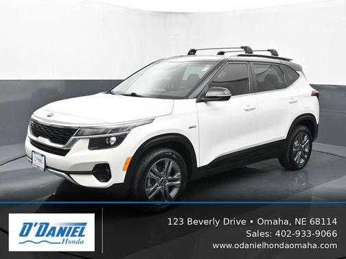 Clear White/Black Roof 2021 Kia Seltos S