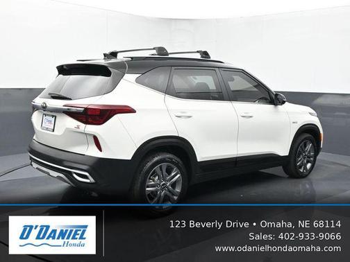 Clear White/Black Roof 2021 Kia Seltos S