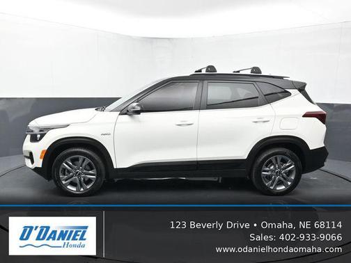 Clear White/Black Roof 2021 Kia Seltos S