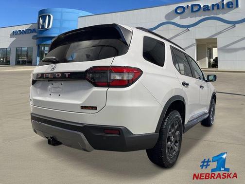 Platinum White Pearl 2026 Honda Pilot TrailSport