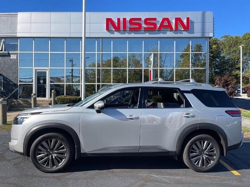 2025 Nissan Pathfinder SL