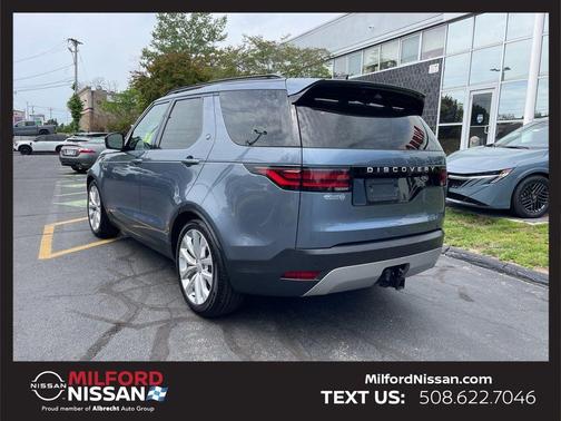 Byron Blue 2023 Land Rover Discovery P300 S