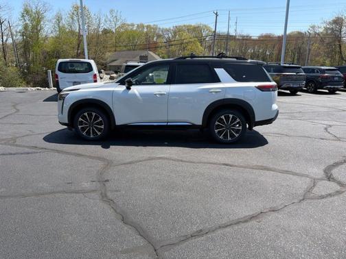 White / Black 2026 Nissan Pathfinder Platinum