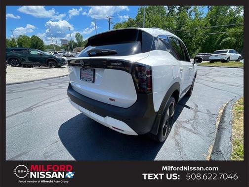Aspen White Tri 2025 Nissan Kicks SR
