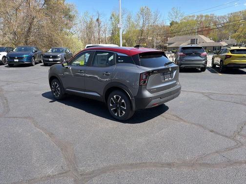 2t Gun Red Roof 2026 Nissan Kicks SV